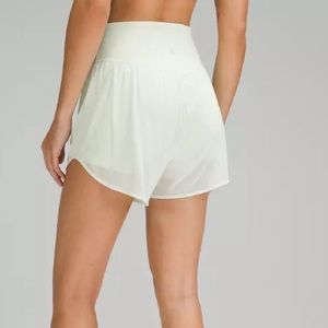 Lulú lemon NULU AND MESH HIGH-RISE YOGA SHORT 3.5"
Lemon Sorbet
Size: 8